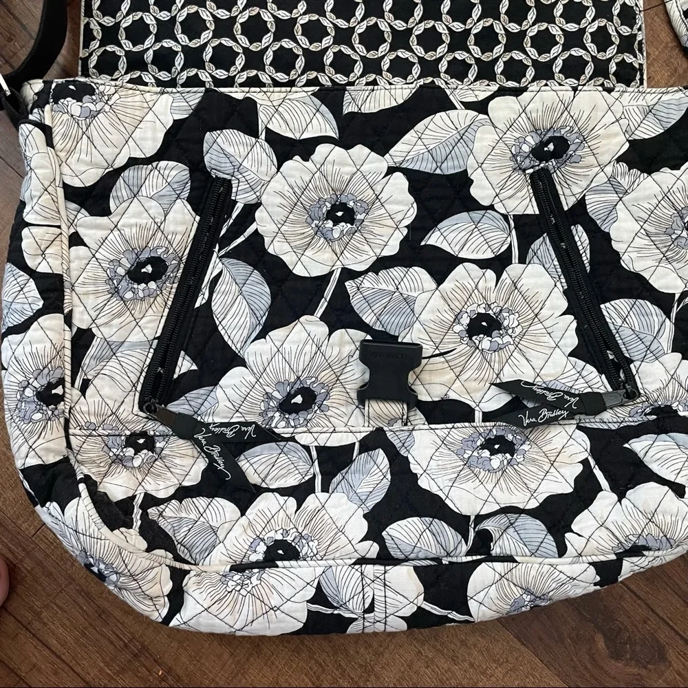 🎉🛍❤️HOST PICK!!🎉❤️🛍Vera Bradley black white messenger bag - Picture 3 of 6
